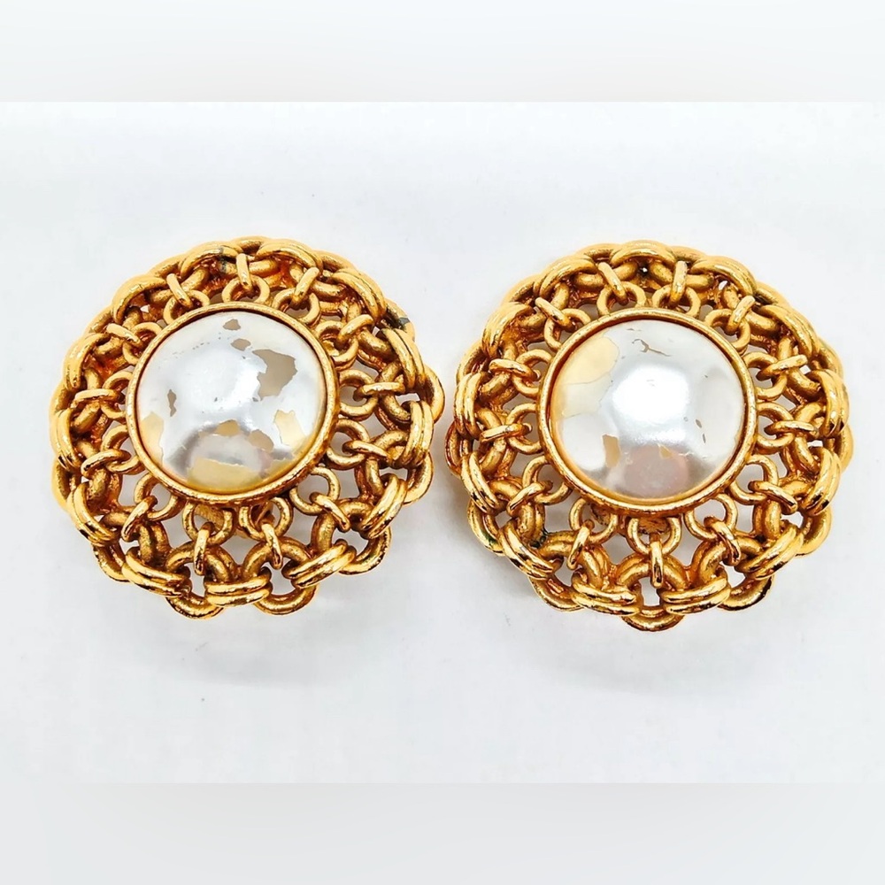 CHANEL Pearl & Gold earrings